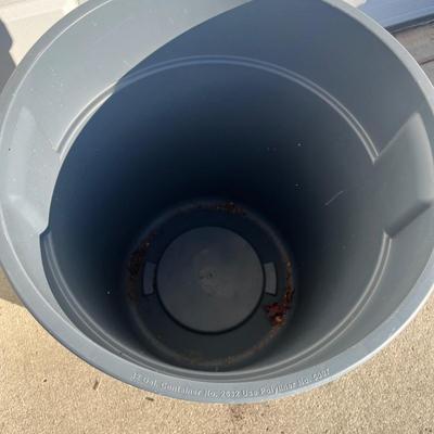 Rubbermaid 32 Gallon Garbage Cans (G-MG)