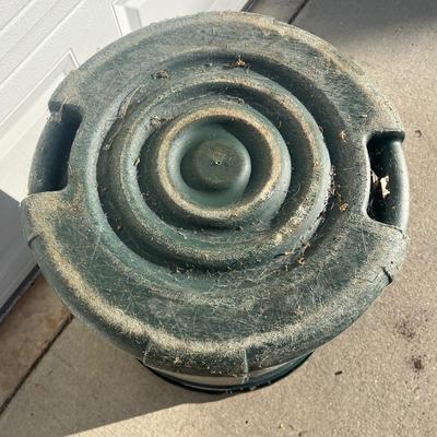 Rubbermaid 32 Gallon Garbage Cans (G-MG)