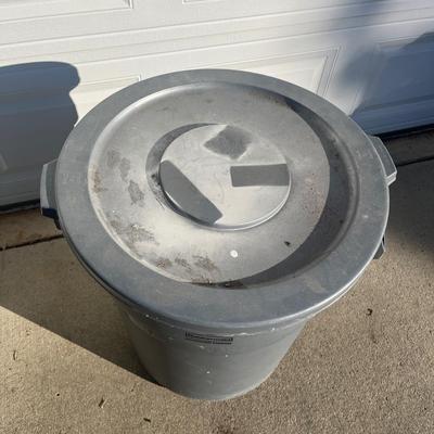 Rubbermaid 32 Gallon Garbage Cans (G-MG)