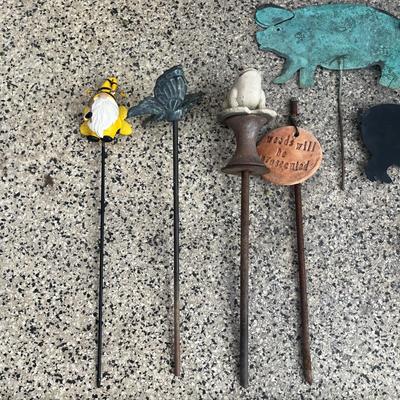 Garden Signs & Decorations w/ Two Shepherd Hooks (G-MG)