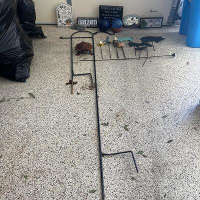 Garden Signs & Decorations w/ Two Shepherd Hooks (G-MG)