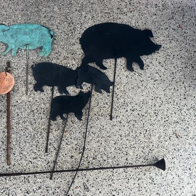 Garden Signs & Decorations w/ Two Shepherd Hooks (G-MG)