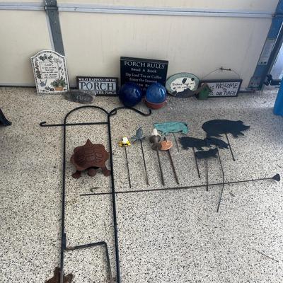 Garden Signs & Decorations w/ Two Shepherd Hooks (G-MG)