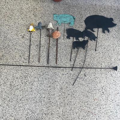 Garden Signs & Decorations w/ Two Shepherd Hooks (G-MG)