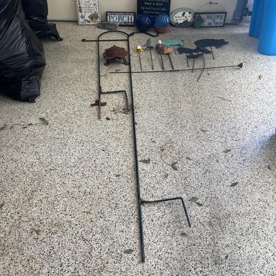 Garden Signs & Decorations w/ Two Shepherd Hooks (G-MG)