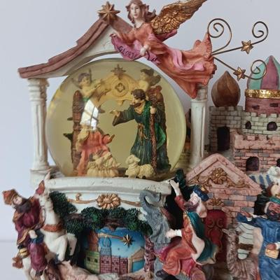 2001 Grandeur Silent Night Musical Water Globe Nativity Noel Christmas snow globe