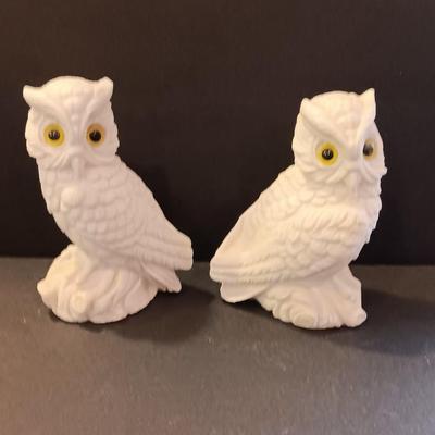 Vintage homeco porcelain owls and two nice Italy signed Alabaster carved owls