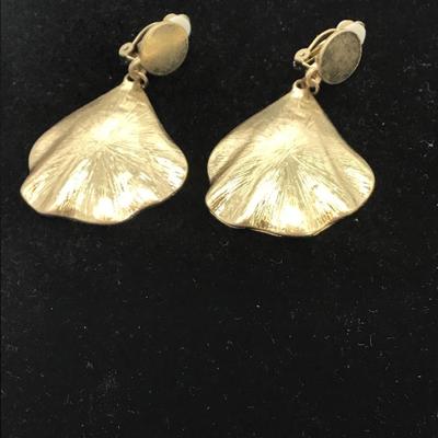 Carol Dauplaise shell clip on earrings