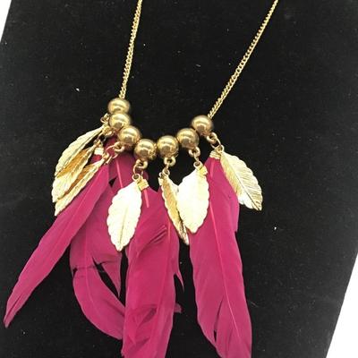 Juliet pink feathered necklace
