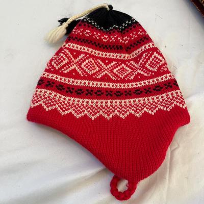 Collection of Purses, Scarves & Wool Hats (L-MG)