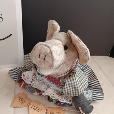 Two Home wall art pictures and a welcome pig