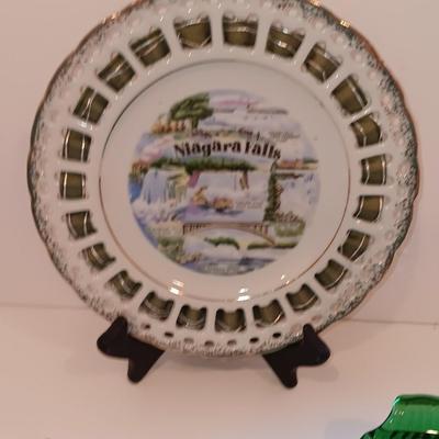 Vintage Niagra Falls Souvenir Key & plate with green clam shaped glass dish.