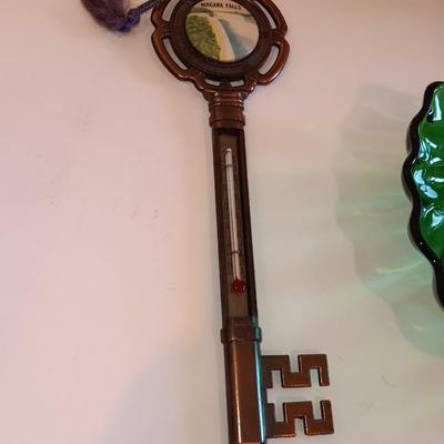 Vintage Niagra Falls Souvenir Key & plate with green clam shaped glass dish.