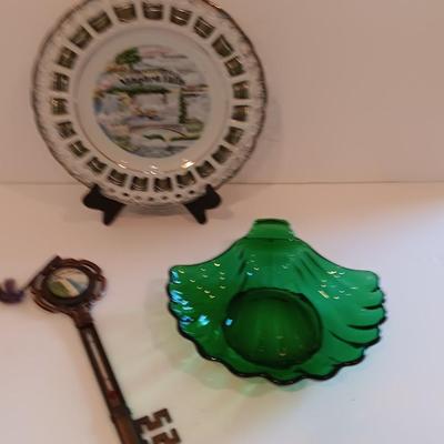 Vintage Niagra Falls Souvenir Key & plate with green clam shaped glass dish.