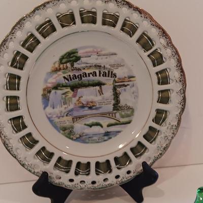 Vintage Niagra Falls Souvenir Key & plate with green clam shaped glass dish.
