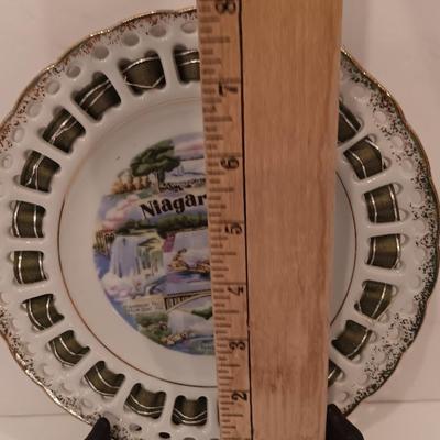 Vintage Niagra Falls Souvenir Key & plate with green clam shaped glass dish.