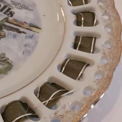 Vintage Niagra Falls Souvenir Key & plate with green clam shaped glass dish.
