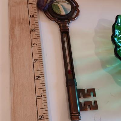 Vintage Niagra Falls Souvenir Key & plate with green clam shaped glass dish.
