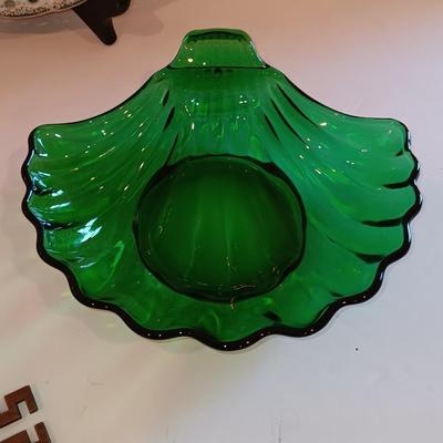 Vintage Niagra Falls Souvenir Key & plate with green clam shaped glass dish.