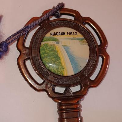 Vintage Niagra Falls Souvenir Key & plate with green clam shaped glass dish.