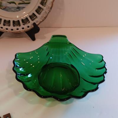 Vintage Niagra Falls Souvenir Key & plate with green clam shaped glass dish.