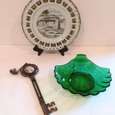 Vintage Niagra Falls Souvenir Key & plate with green clam shaped glass dish.