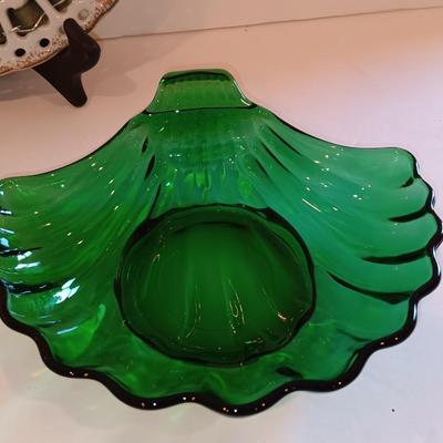 Vintage Niagra Falls Souvenir Key & plate with green clam shaped glass dish.