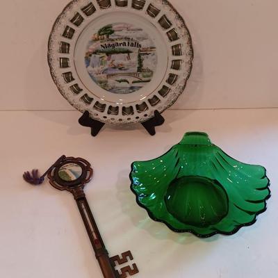 Vintage Niagra Falls Souvenir Key & plate with green clam shaped glass dish.
