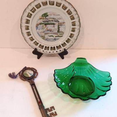Vintage Niagra Falls Souvenir Key & plate with green clam shaped glass dish.