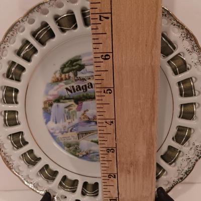 Vintage Niagra Falls Souvenir Key & plate with green clam shaped glass dish.