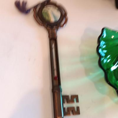 Vintage Niagra Falls Souvenir Key & plate with green clam shaped glass dish.