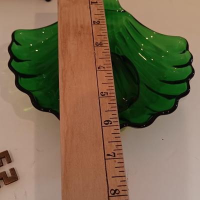 Vintage Niagra Falls Souvenir Key & plate with green clam shaped glass dish.