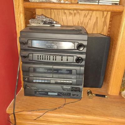 stereo with set of speakers