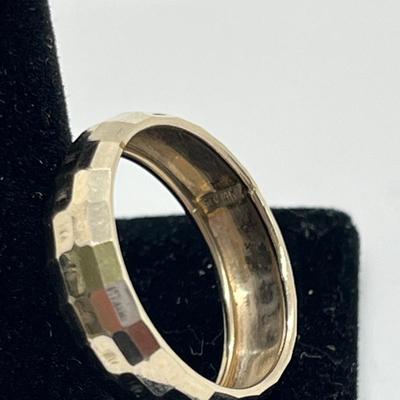 LOT 327: 14K Marked SLC Gold Size 7 Ring - 1.08 Grams