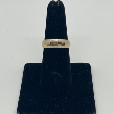 LOT 327: 14K Marked SLC Gold Size 7 Ring - 1.08 Grams