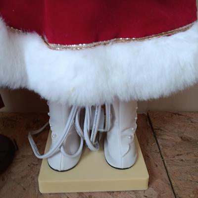 Christmas dolls - caroling dolls - Angel - animated Christmas doll with tote
