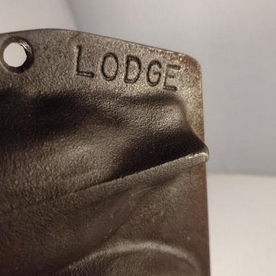 Lodge Cast Iron Fish Shaped Five Cavity Cornbread Pan