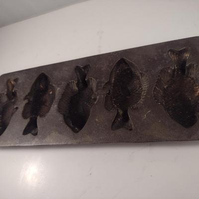 Lodge Cast Iron Fish Shaped Five Cavity Cornbread Pan