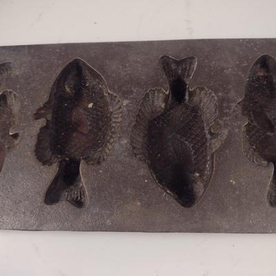 Lodge Cast Iron Fish Shaped Five Cavity Cornbread Pan