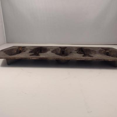 Lodge Cast Iron Fish Shaped Five Cavity Cornbread Pan
