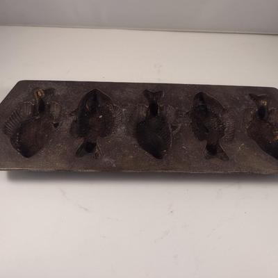 Lodge Cast Iron Fish Shaped Five Cavity Cornbread Pan