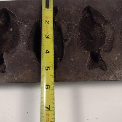 Lodge Cast Iron Fish Shaped Five Cavity Cornbread Pan