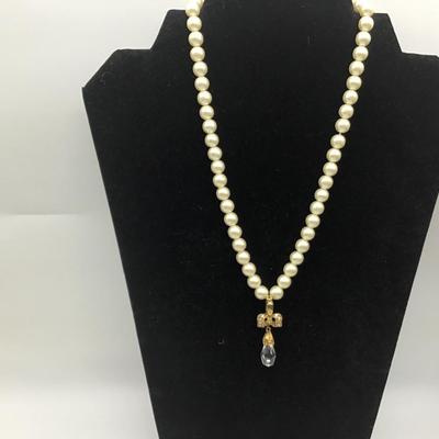 Costume jewelry, pearl necklace with crystal stone
