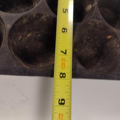 Lodge Cast Iron Eleven Cavity Popover/Muffin Pan (Choice B)