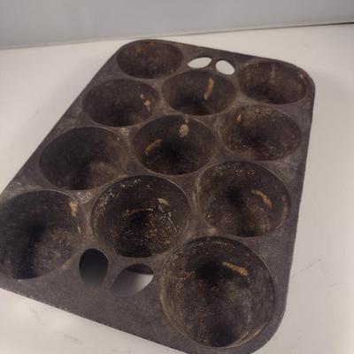 Lodge Cast Iron Eleven Cavity Popover/Muffin Pan (Choice B)