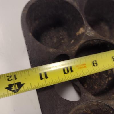 Lodge Cast Iron Eleven Cavity Popover/Muffin Pan (Choice B)