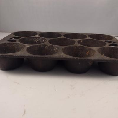Lodge Cast Iron Eleven Cavity Popover/Muffin Pan (Choice B)