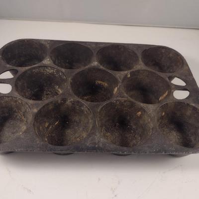 Lodge Cast Iron Eleven Cavity Popover/Muffin Pan (Choice B)