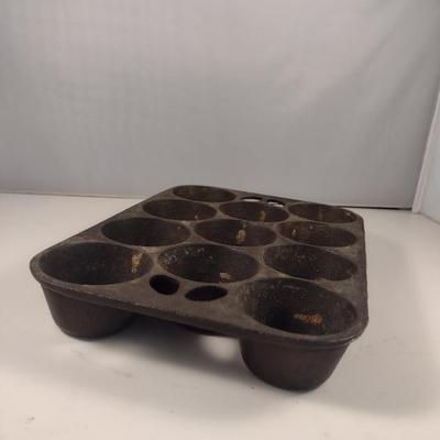 Lodge Cast Iron Eleven Cavity Popover/Muffin Pan (Choice B)