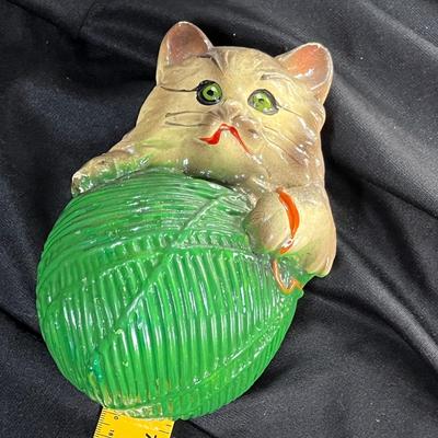 Kitten string holder
